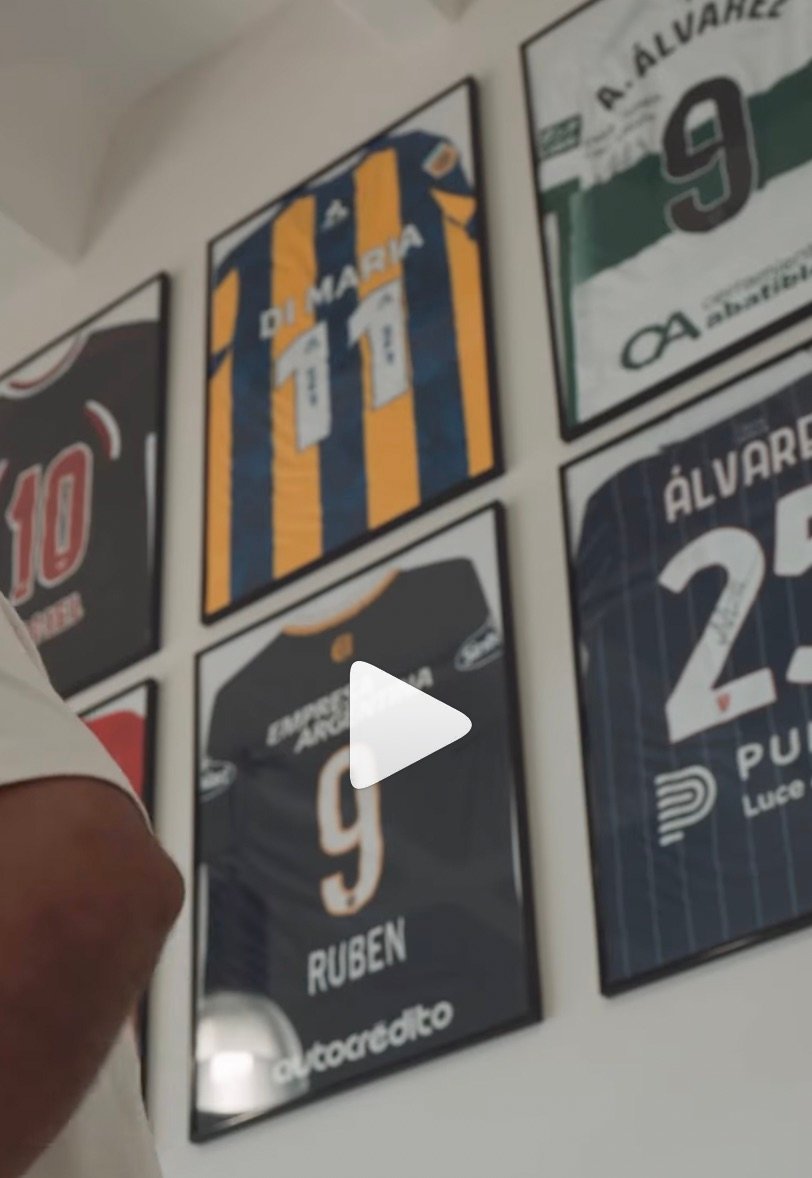 Detalle de camisetas firmadas en Finetto Barber