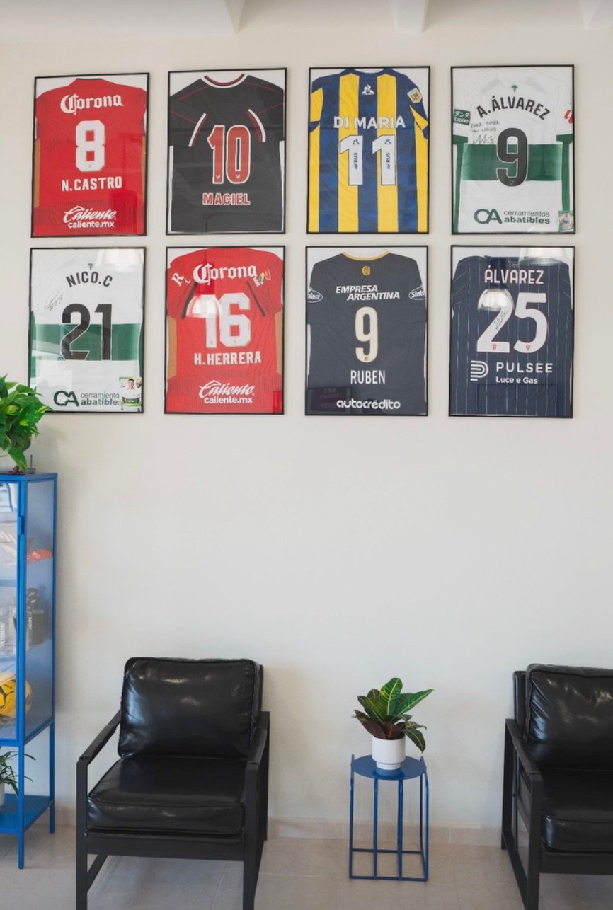 Colección de camisetas de fútbol enmarcadas en Finetto Barber