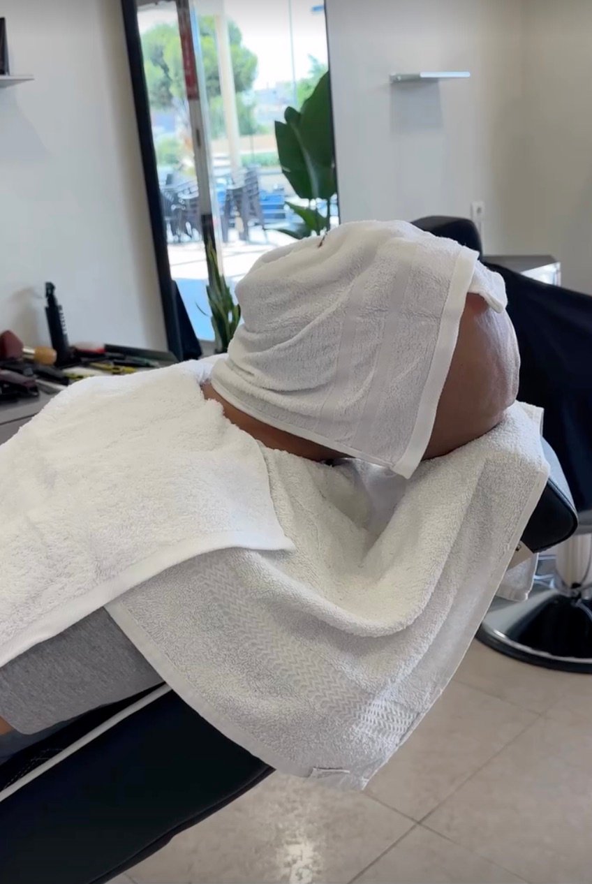 Servicio de toalla caliente en la barbería
