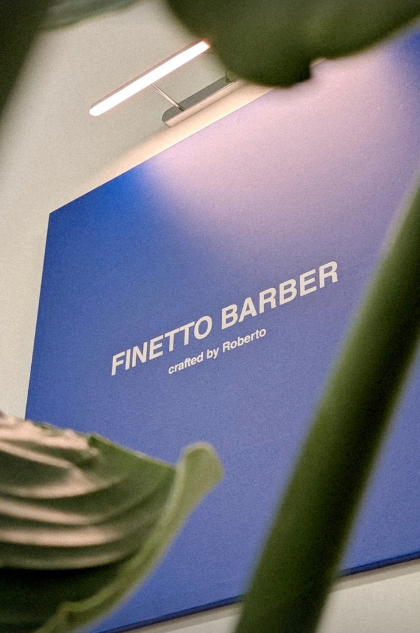 Identidad visual azul de Finetto Barber en el salón